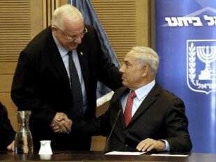 Реувен Ривлин (слева) пожимает руку Биньямину Нетаньяху (справа) 