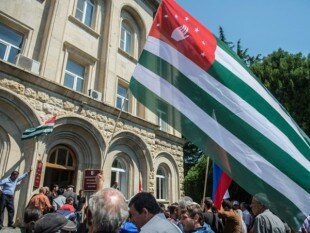 Оппозиция возле здания администрации президента Абхазии 