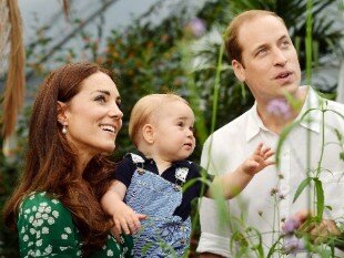 Герцогиня Кембриджская Кейт Миддлтон и принц Великобритании Уильям вместе с принцем Джорджем 