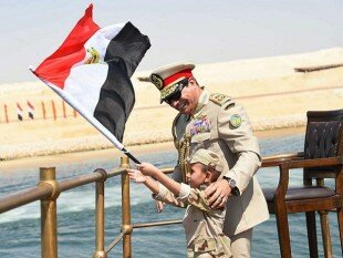 Президент Египта Абдель Фаттах ас-Сиси: для Египта новый Суэцкий канал символизирует «мирную битву за развитие государства» и является «источником процветания».