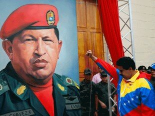 Политическая ситуация в Венесуэле напоминает матч по рестлингу, где в ход идут прямые оскорбления, угрозы и даже обращения к мифологии.