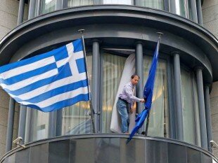 Греческое правительство стремится оправдать надежды своих избирателей, добывая деньги из всевозможных банков и фондов. 