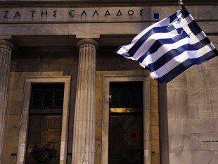 Эксперты сходятся во мнении: без реструктуризации части греческого долга спасти экономику страны не удастся.