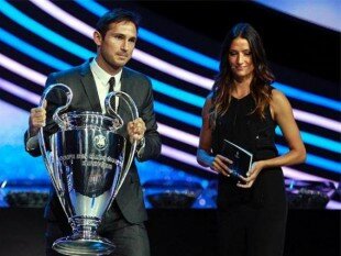 Фрэнк Лэмпард в компании с Мелани Винигер устанавливает Кубок на церемонии вручении приза лучшему игроку Европы по версии УЕФА в Монако
